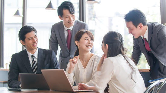 業務効率化を図るため相談をする従業員たち