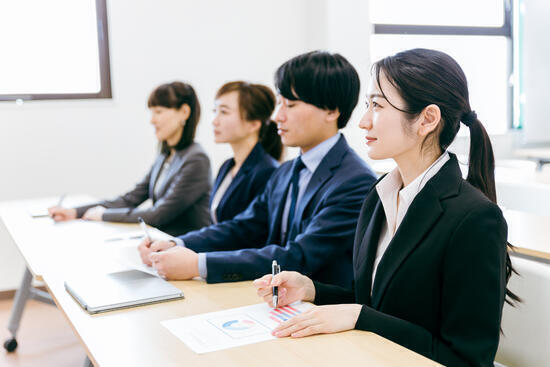 新入社員研修を受ける従業員たち