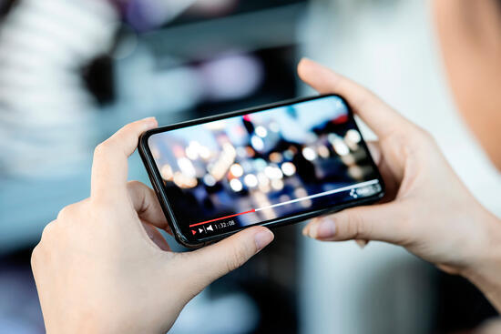 スマートフォンでeラーニングを受講する姿