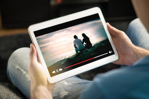 タブレットで動画を視聴する姿