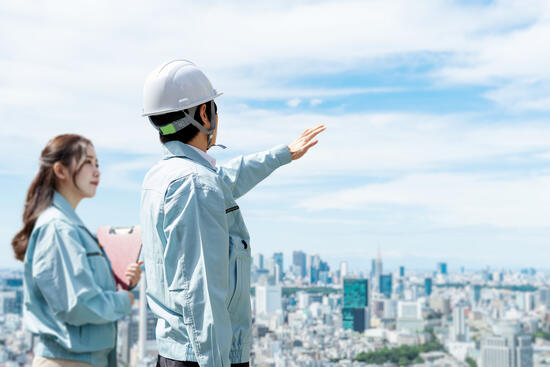 OJT研修で新人に教えるベテラン技術者
