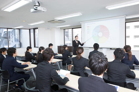 新入社員研修をする風景