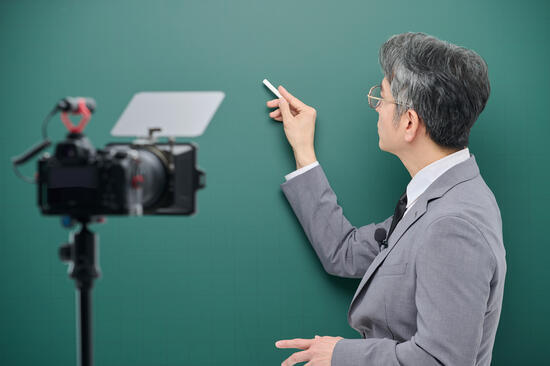 オンラインスクールで講義をする講師