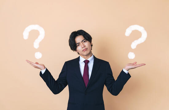 研修の費用比較に悩む社員