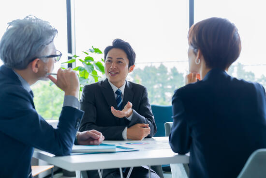 打ち合わせをする従業員たち