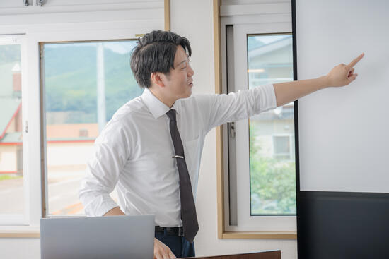 講師が研修をする姿