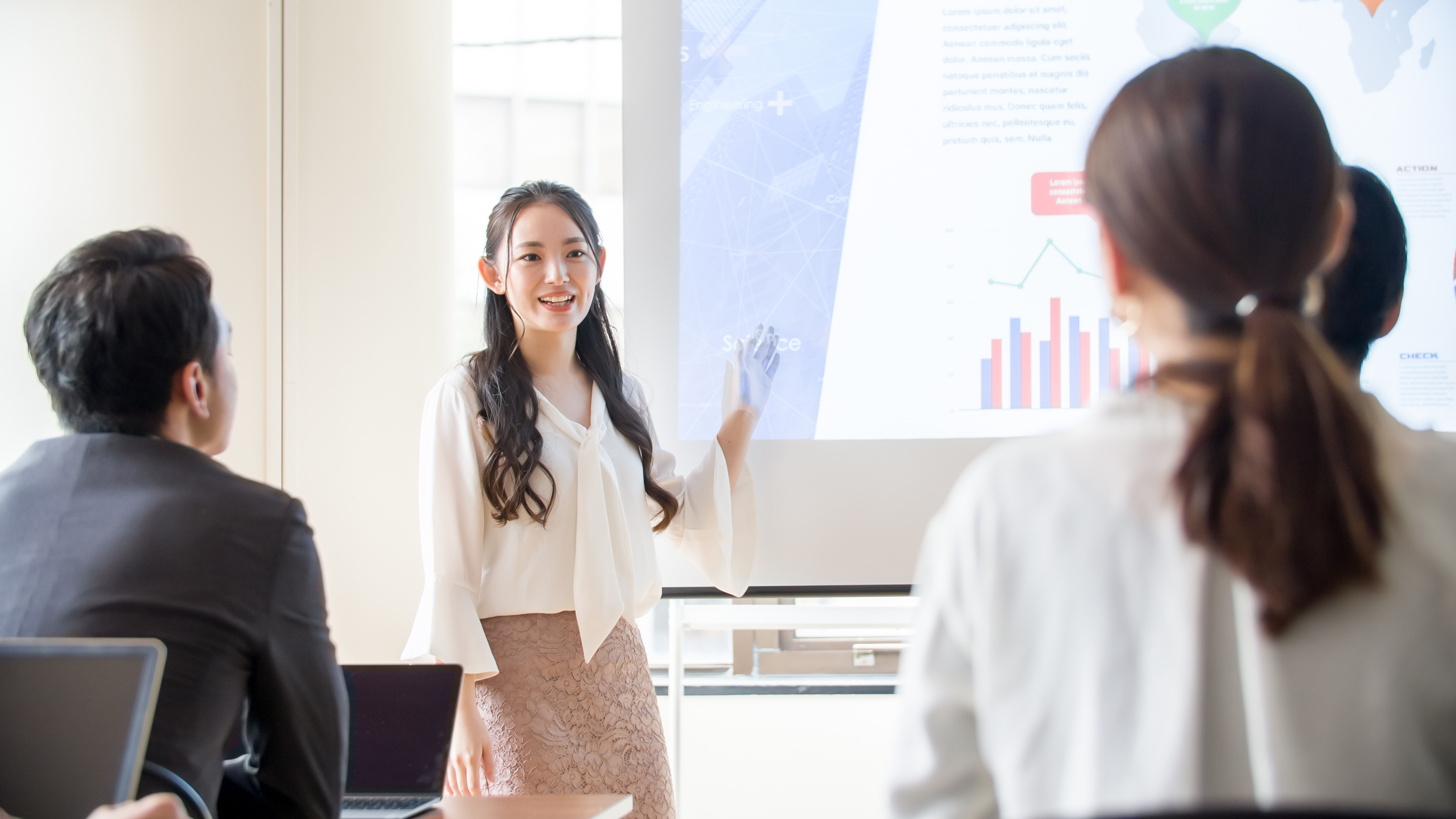 イメージ：集合研修とeラーニングの比較 | それぞれのメリット・デメリットをご紹介