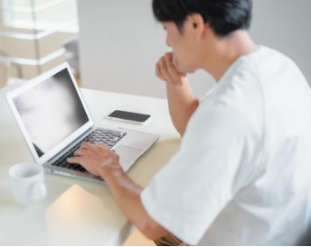 大学に近い下宿か、ネットが速い実家か・・・