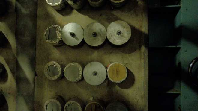 画像:ケーブルを通すための穴