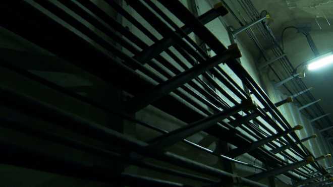 画像:とう道内の光ファイバーケーブル