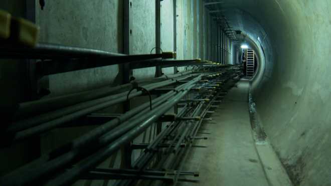 分厚い壁で半円型になっているシールドとう道